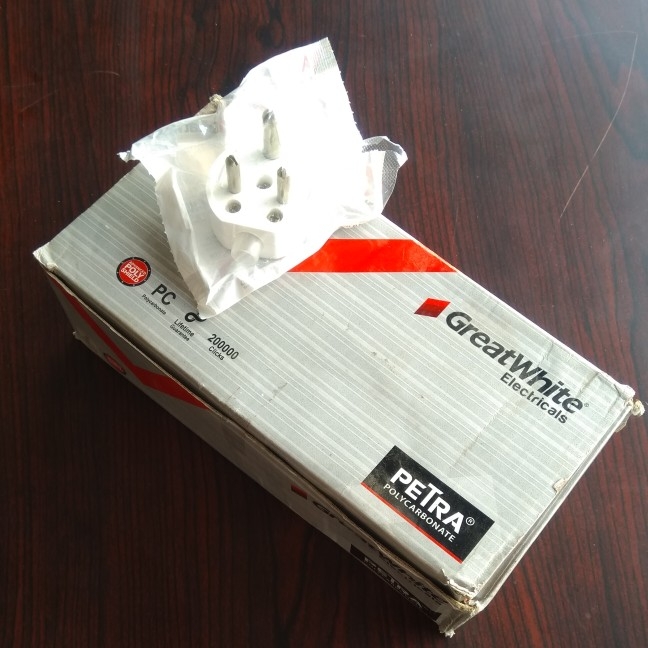 6 A 3 Pin Plug Top Anchor GreatWhite