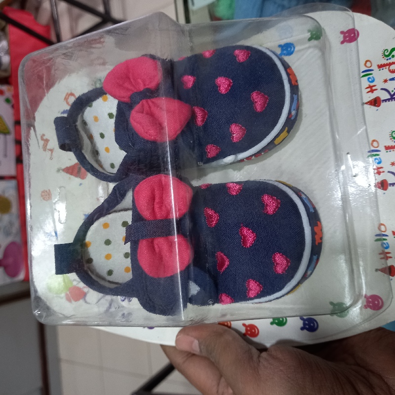 Baby shoes pom pom