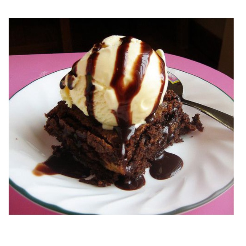 HOT CHOCOLATE BROWNIE WITH VANILLA CREAM